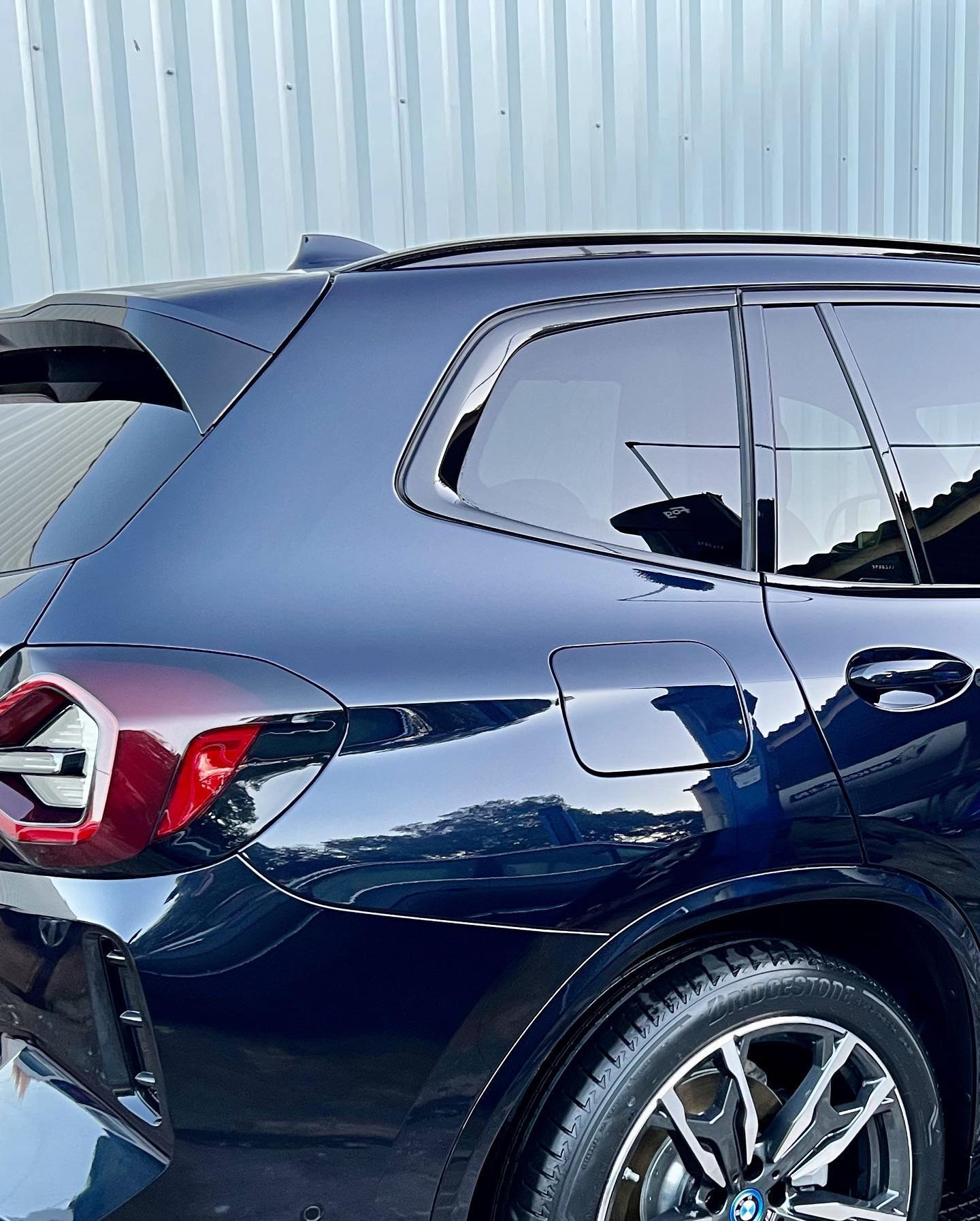 Carrosserie bleue et brillante après nettoyage