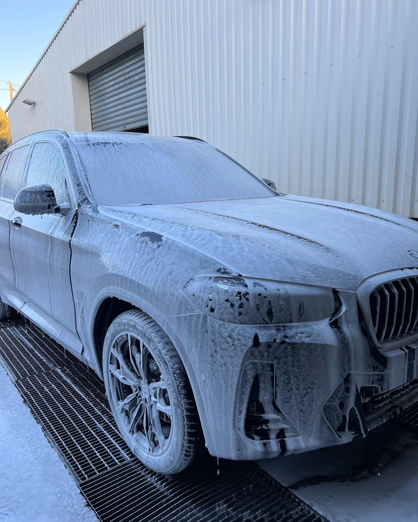 Lavage automobile à la mousse