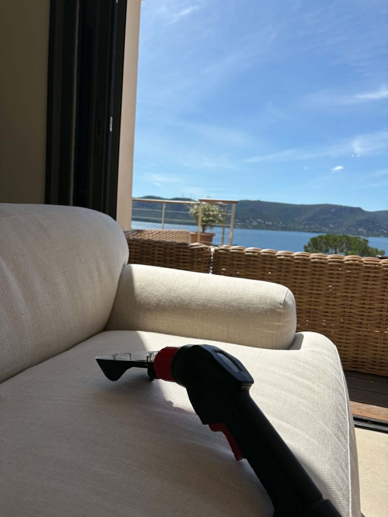 Nettoyage d’un canapé face à la mer