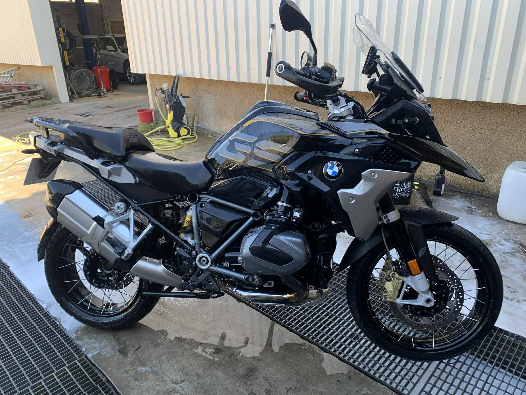 Moto BMW nettoyée